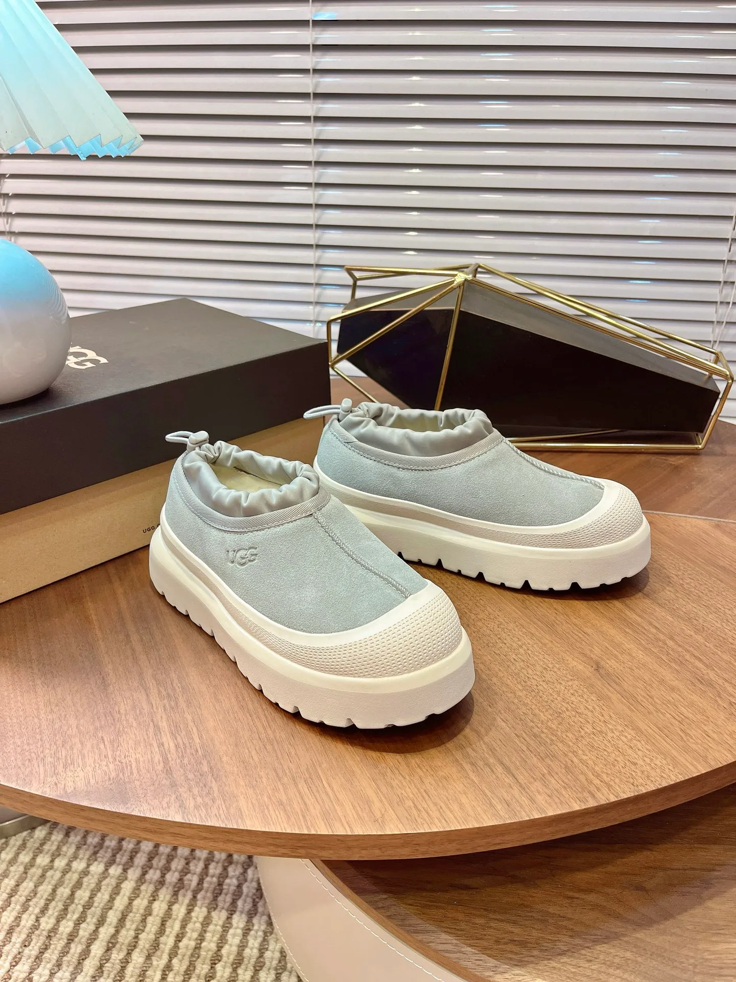[UGG] P:500💰 Couple shoes Size: 35-44 [Wang Yibo's same style] UGG2025 new winter style Tasman fashion shoes for men and women 1144096 Ugg new fur shoes for autumn and winter, snow boots, same style for men and women ~ Handsome slip-on, lazy shoes, super easy to put on and take off ~ Suede cowhide fabric ~The soles are molded from original soles, not cheap rubber foam, but made of modern material. The characteristics of this material are that it is light, wear-resistant and non-slip. The outsole has a clear logo imprint, which is comparable to that of a store~